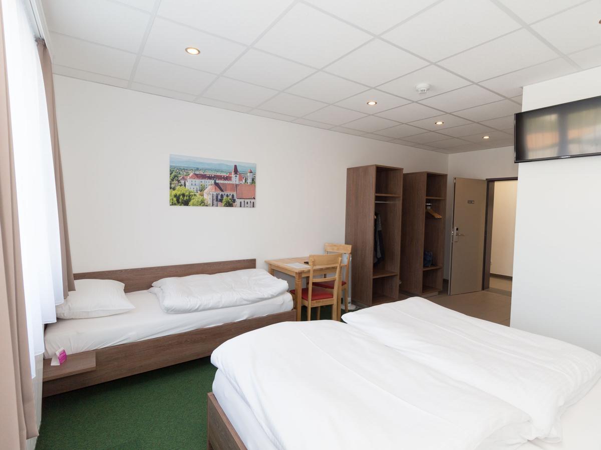 Win Budget B&B Wiener Neustadt Exterior foto