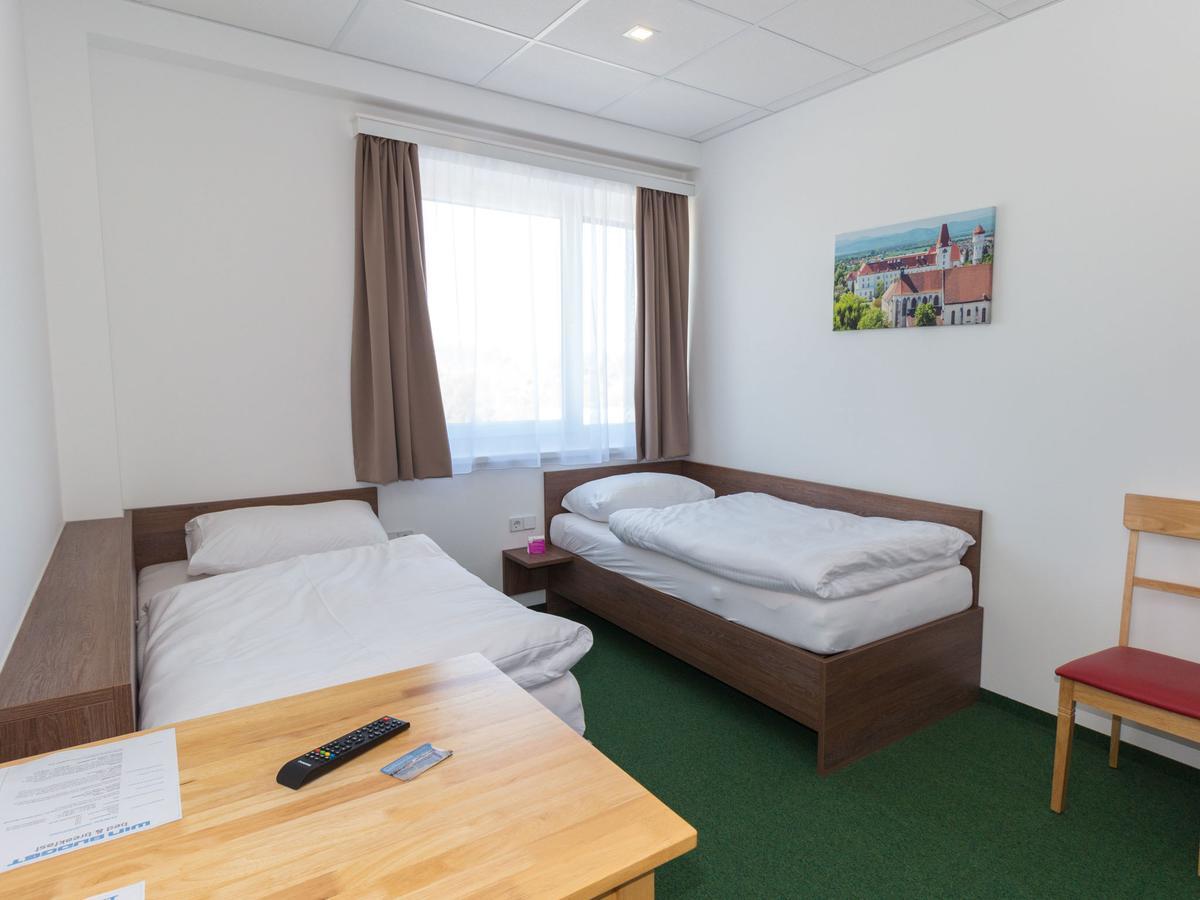Win Budget B&B Wiener Neustadt Exterior foto