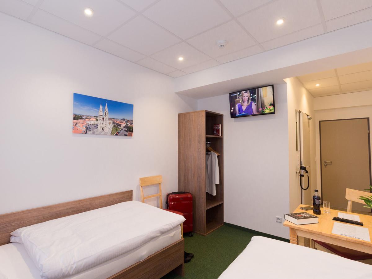 Win Budget B&B Wiener Neustadt Exterior foto