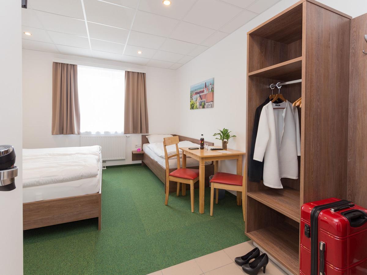Win Budget B&B Wiener Neustadt Exterior foto