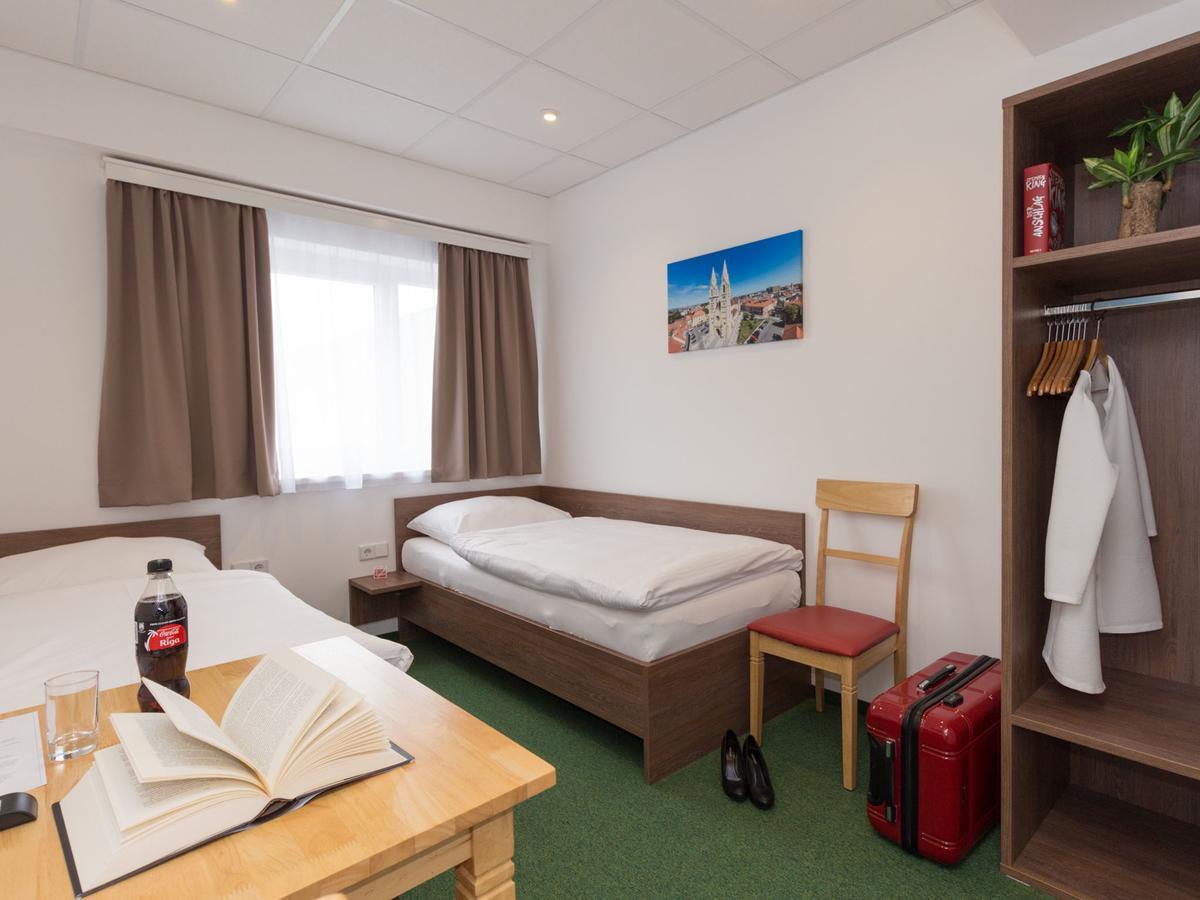 Win Budget B&B Wiener Neustadt Exterior foto