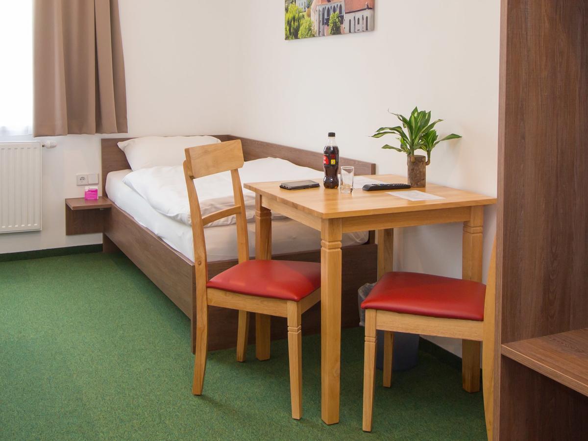 Win Budget B&B Wiener Neustadt Exterior foto